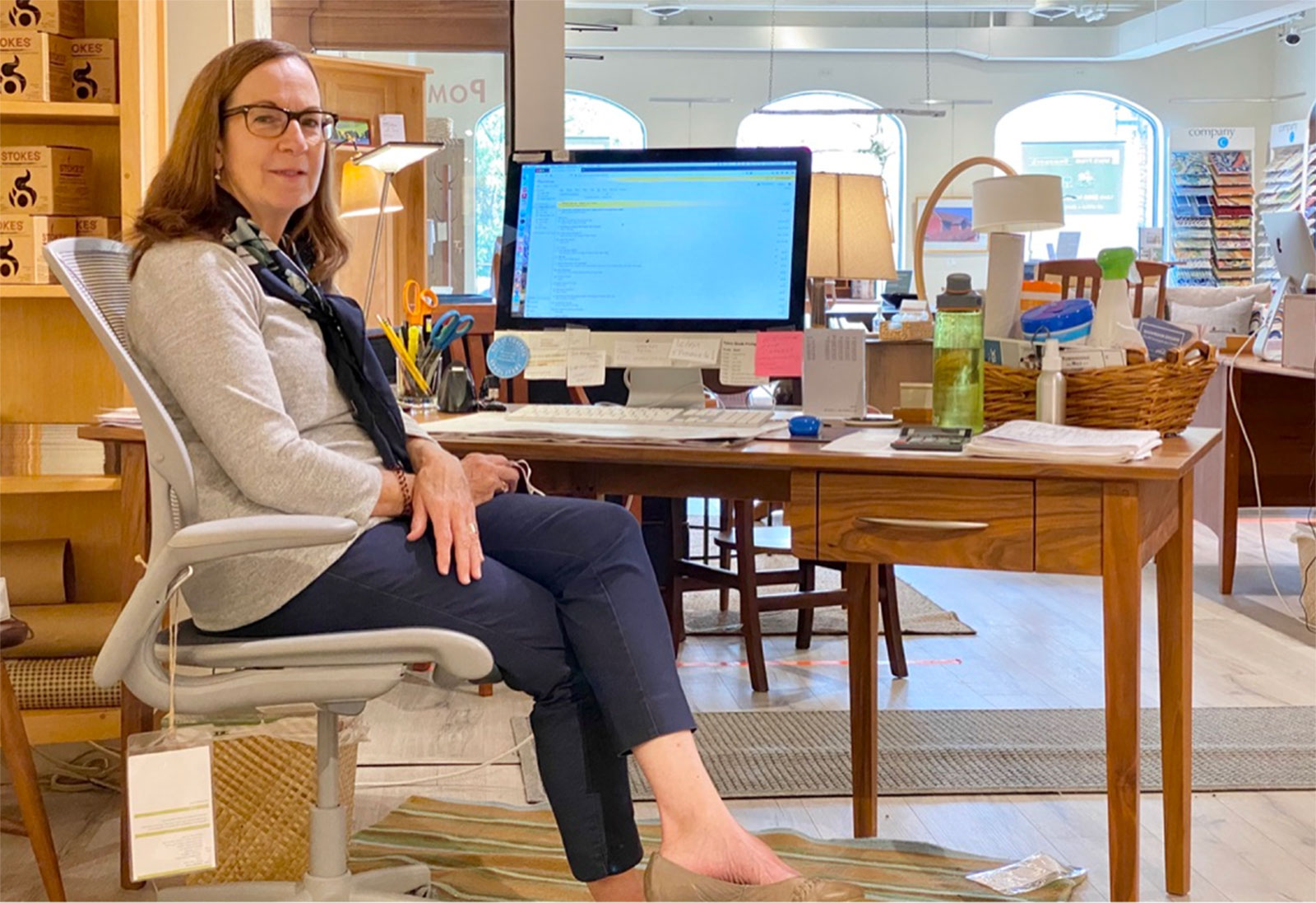 pompy salesperson in front of computer monitor